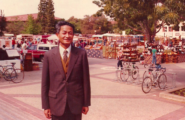 8，1984年春，赴美国斯坦福大学讲学时留影_副本.jpg
